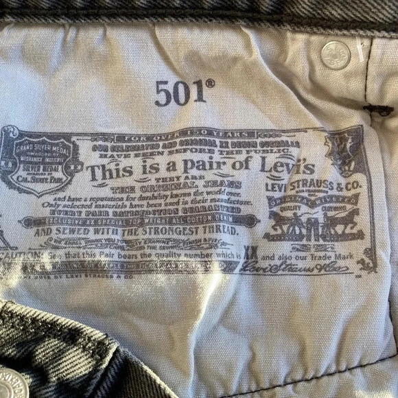 Levi 501 Women's  Distressed Denim Black Shorts Sz 32 - Picture 7 of 8